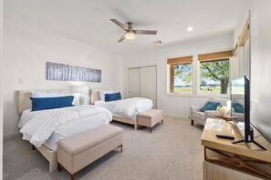 Iron/ironing board, free WiFi, bed sheets - Tee Box Retreat at Lakecliff Country Club (Travis County)