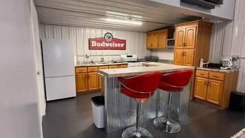 KĂŒhlschrank, Mikrowelle, Ofen, Herdplatte