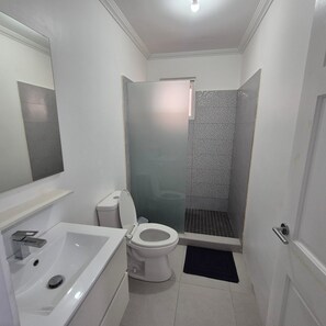 Regadera y papel de baño 