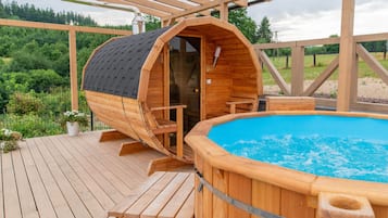 House | Outdoor spa tub