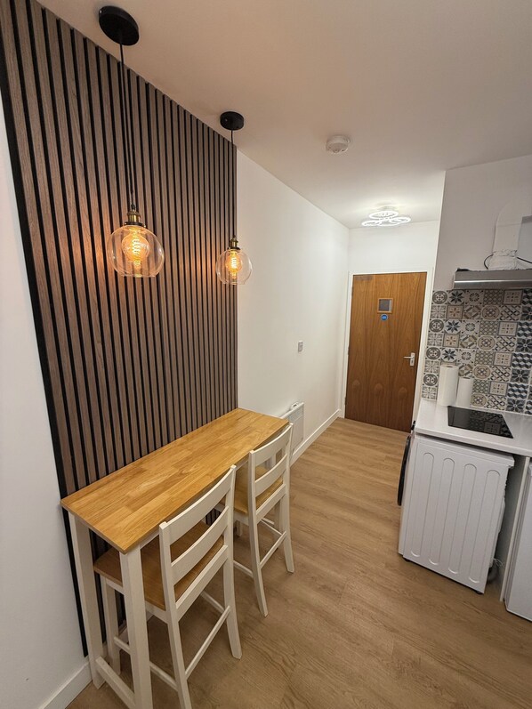 Interior - Modern Studio with private Bathroom & Kitchenette in 3 bed apartment (London)
