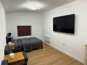 1 bedroom, iron/ironing board, WiFi, bed sheets - Modern Studio with private Bathroom & Kitchenette in 3 bed apartment (London)