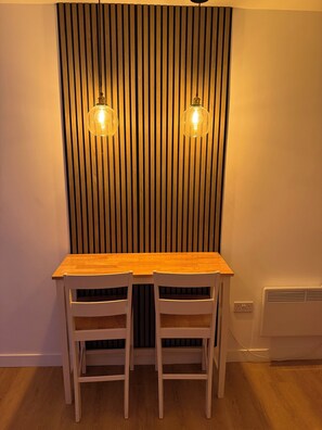 Interior - Modern Studio with private Bathroom & Kitchenette in 3 bed apartment (London)