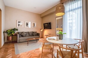 Télévision, livres, espaces bureaux, imprimantes