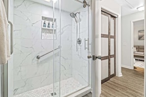 Een douche, een haardroger, handdoeken