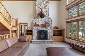 Smart TV, fireplace