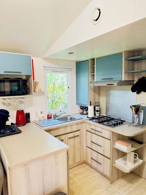 Een microgolfoven, een oven, een kookplaat, een vaatwasser