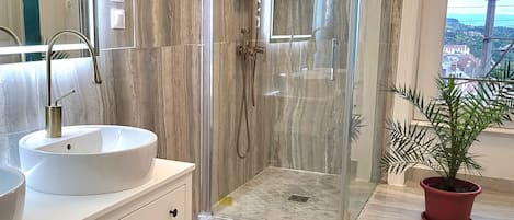 シャワー、ヘアドライヤー、タオル、石鹸
