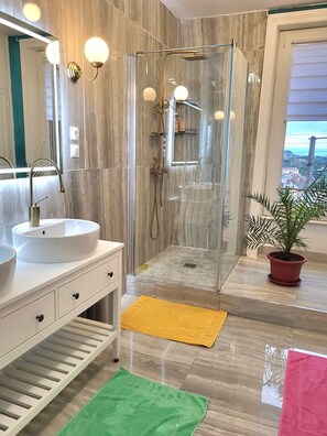 Chuveiro, secador de cabelo, toalhas de banho, sabonete