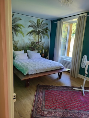2 bedrooms, desk, WiFi, bed sheets