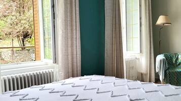 2 bedrooms, desk, WiFi, bed sheets