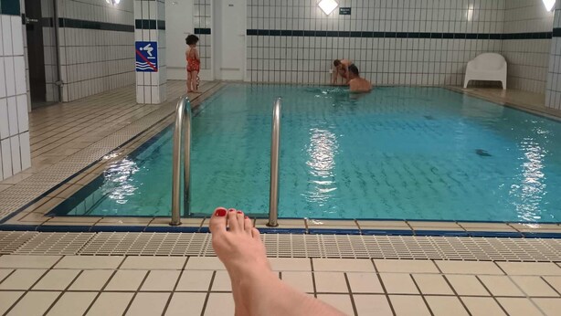 An indoor swimming pool with tiled walls and a clear blue pool. - Apartment Blueberry Pool Sauna Netflix WIFI (Zwiesel)