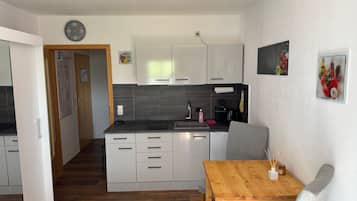 Fridge, oven, stovetop, coffee/tea maker