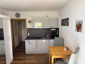 Kühlschrank, Ofen, Herdplatte, Wasserkocher mit Kaffee-/Teezubehör