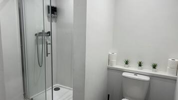 Een douche, een haardroger, zeep, toiletpapier