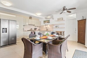 Fridge, microwave, oven, stovetop - 5-minute drive to Eagle Beach! Private pool! (Noord)