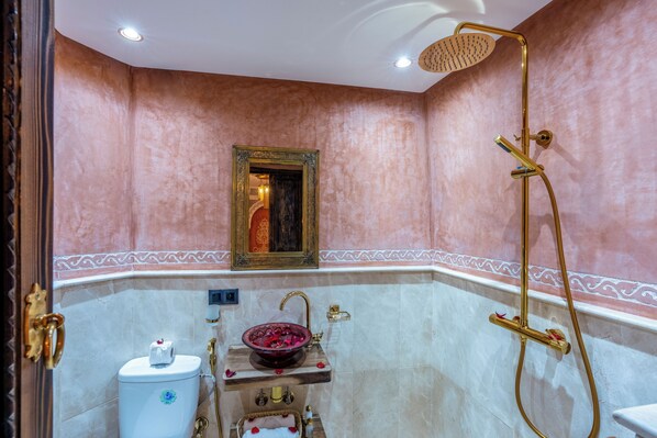 Une salle de bain avec une baignoire, des toilettes et un lavabo.