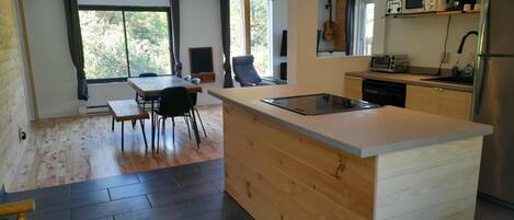 Frigorifero, microonde, piano cottura, lavastoviglie