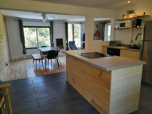 ثلاجة، ميكروويف، موقد طهي مسطح، غسالة أطباق