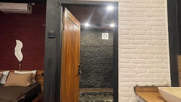 Chambre Double Ălite, 1 trĂšs grand lit, climatisation | Lavabo de la salle de bain