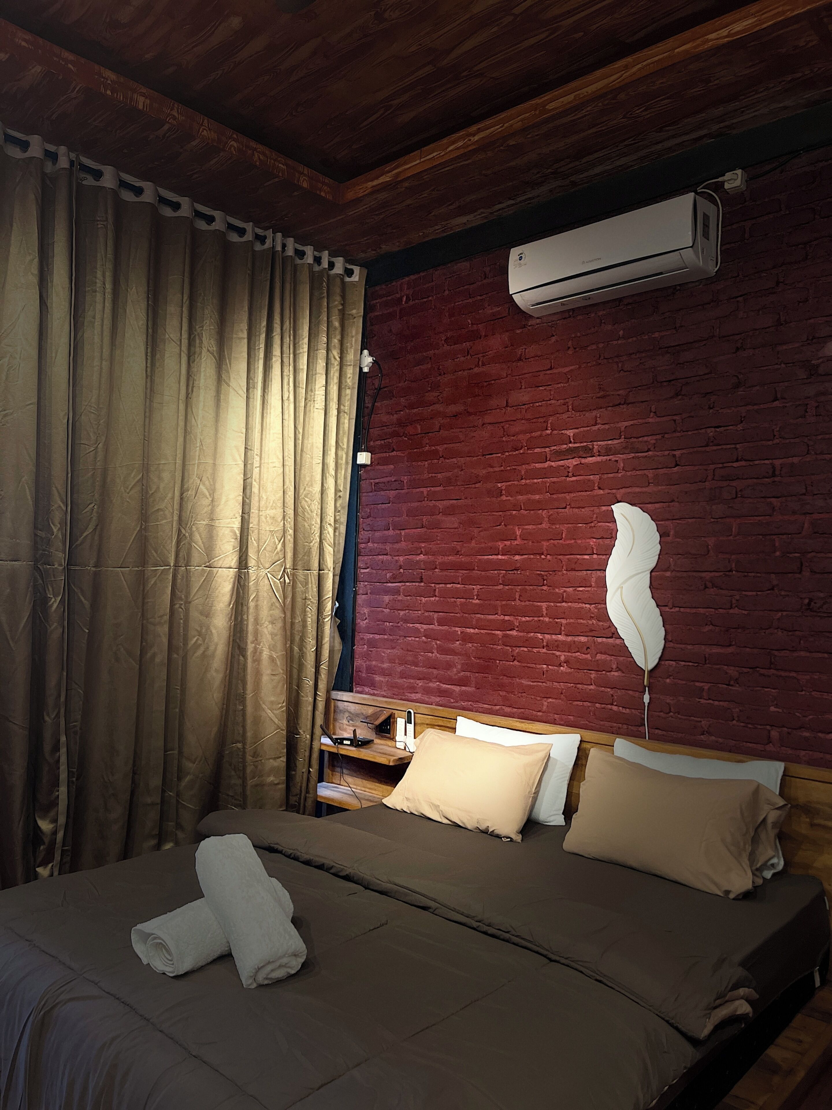 Kahden hengen elite-huone, 1 suuri parisänky, ilmastointi | Allergiatestatut vuodevaatteet, pimennysverhot, äänieristys