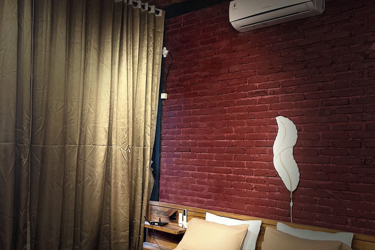 Kahden hengen elite-huone, 1 suuri parisänky, ilmastointi | Allergiatestatut vuodevaatteet, pimennysverhot, äänieristys