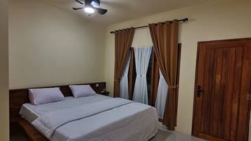 Habitación doble Deluxe, vista al jardín | Ropa de cama hipoalergénica, cortinas blackout y insonorización