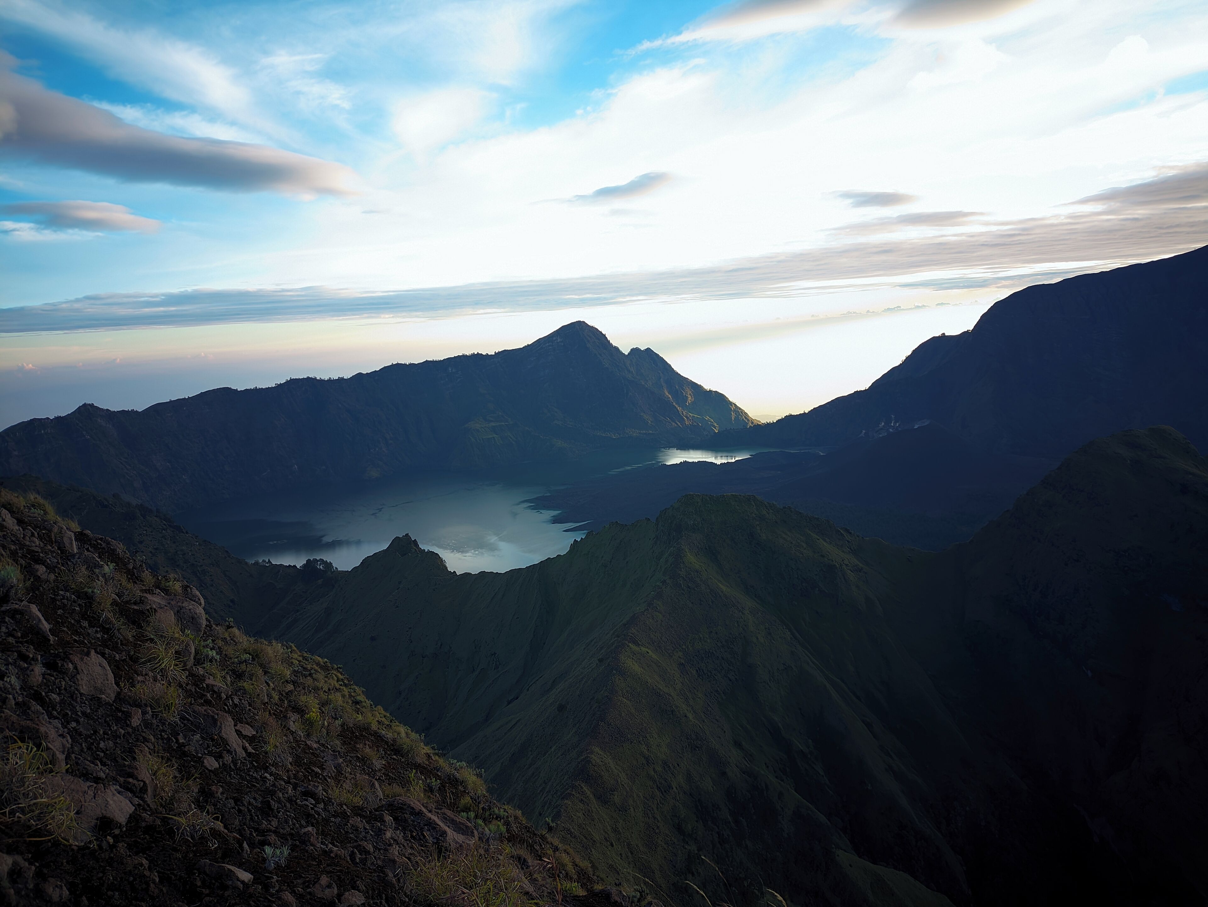 Un paisaje montañoso con un lago y terreno escarpado.