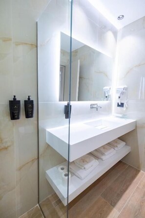 Suite junior, vista al mar | Baño