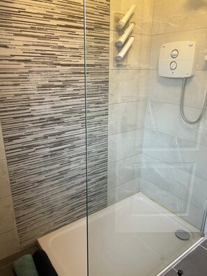 Dusche, Haartrockner, Handtücher, Seife