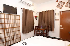 Laptop workspace, iron/ironing board, free WiFi, bed sheets - LA VILLA CREOLE (Puducherry)