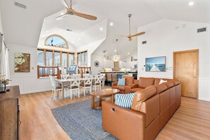 Smart TV, DVD player - Family Tradition: Hot Tub | Ensuite Bedrooms (Duck)