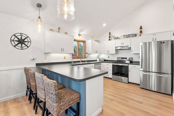 Fridge, microwave, oven, stovetop