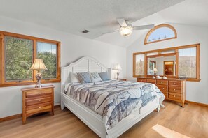 6 室のベッドルーム、デスク、アイロン / アイロン台、WiFi