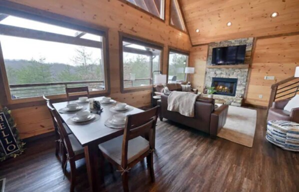 Dining - BLUE RIDGE BEST LOCATION Lazy K Cabin! AFFORDABLE LUXURY STUNNING VIEWS HOT TUB! (Blue Ridge)