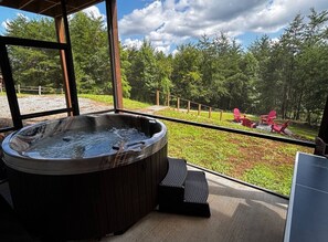 Outdoor spa tub - BLUE RIDGE BEST LOCATION Lazy K Cabin! AFFORDABLE LUXURY STUNNING VIEWS HOT TUB! (Blue Ridge)