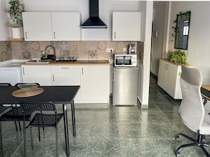 Microondas, horno y placa de cocina