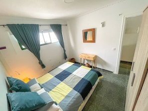 1 dormitorio, tabla de planchar con plancha, wifi y ropa de cama
