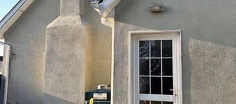 Cozy 2-Bedroom Escape in the Heart of Rosslare Harbour, 2 mins from Europort