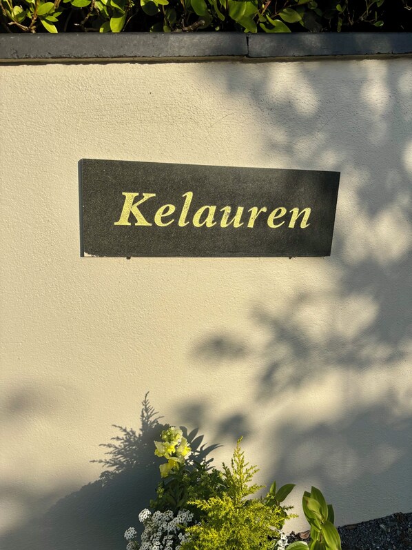 Una señal con el nombre 'Kelauren' en una pared.