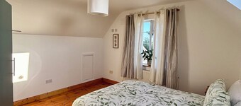 Cozy 2-Bedroom Escape in the Heart of Rosslare Harbour, 2 mins from Europort