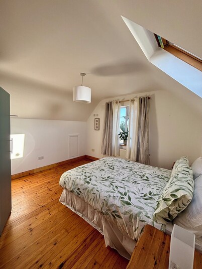 Cozy 2-Bedroom Escape in the Heart of Rosslare Harbour, 2 mins from Europort