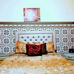 5 bedrooms, iron/ironing board, internet, bed sheets