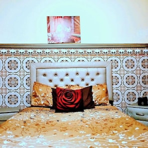 5 bedrooms, iron/ironing board, internet, bed sheets