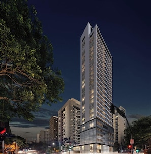 Ein modernes Hochhaus mit mehreren Stockwerken, großen Fenstern und einem markanten Eckdesign.