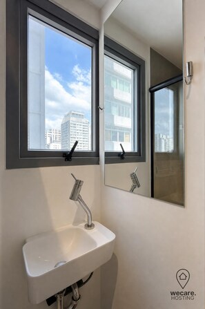 Bathroom - Lorena On by Wecare Hosting (São Paulo)