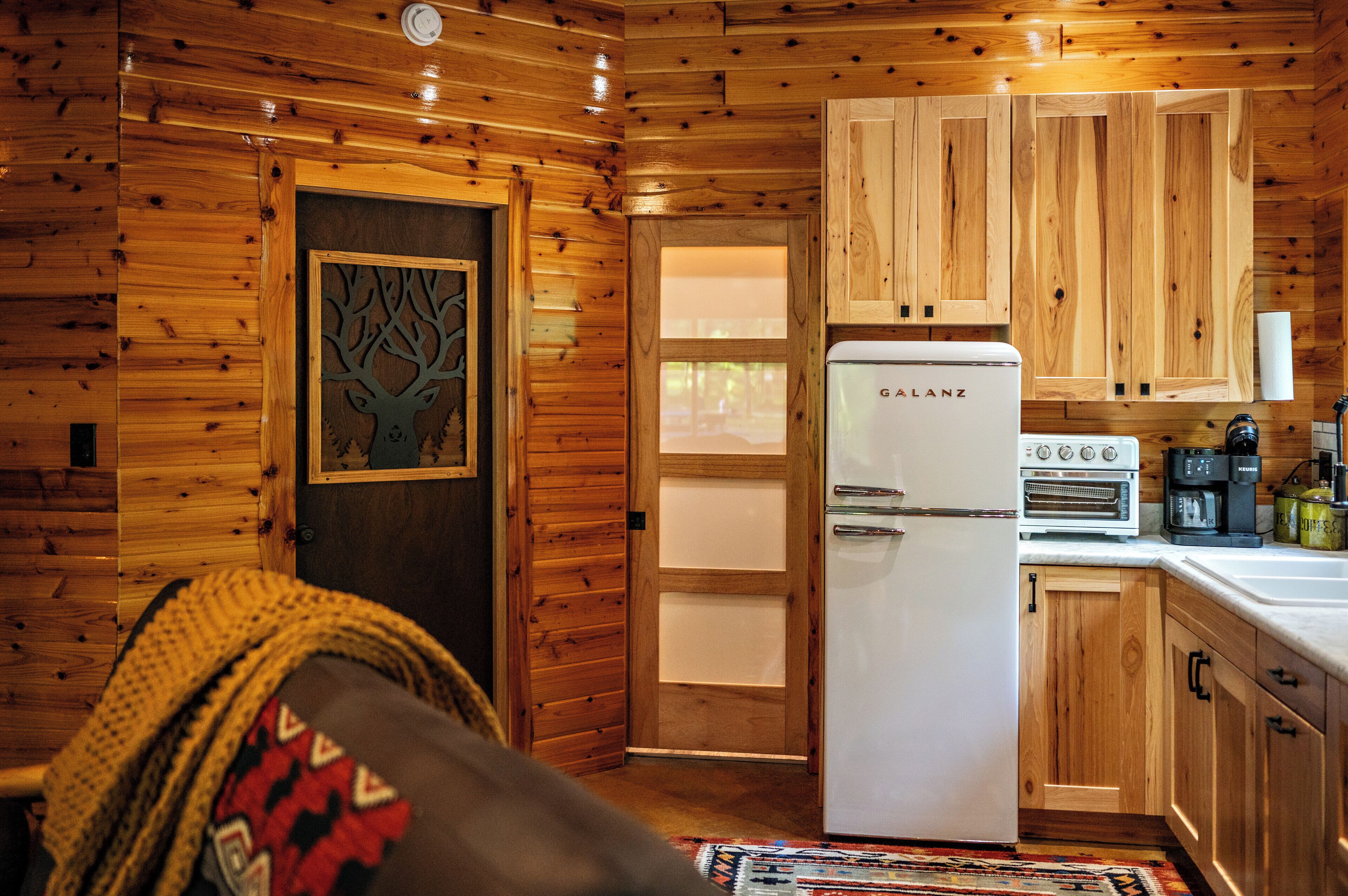 Jääkaappi, mikroaaltouuni, uuni, liesi