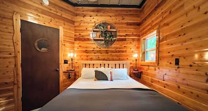 New 1bd/1bth cabin + washer/dryer- Sleeps 4 Near trails/Tippy Dam