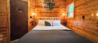 New 1bd/1bth cabin + washer/dryer- Sleeps 4 Near trails/Tippy Dam