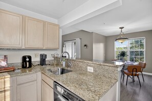 Kühlschrank, Mikrowelle, Ofen, Geschirrspüler